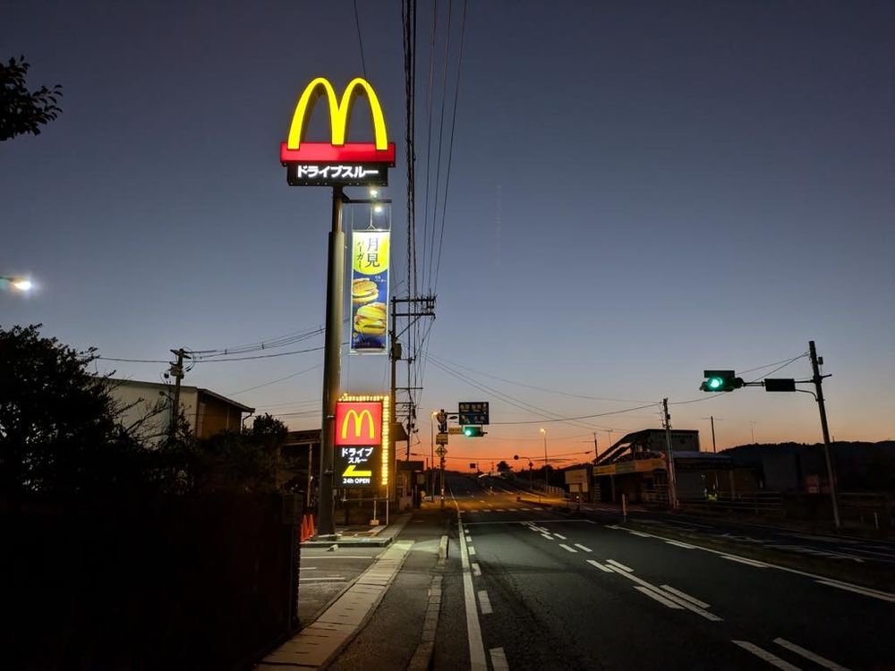 早朝のマクドナルド