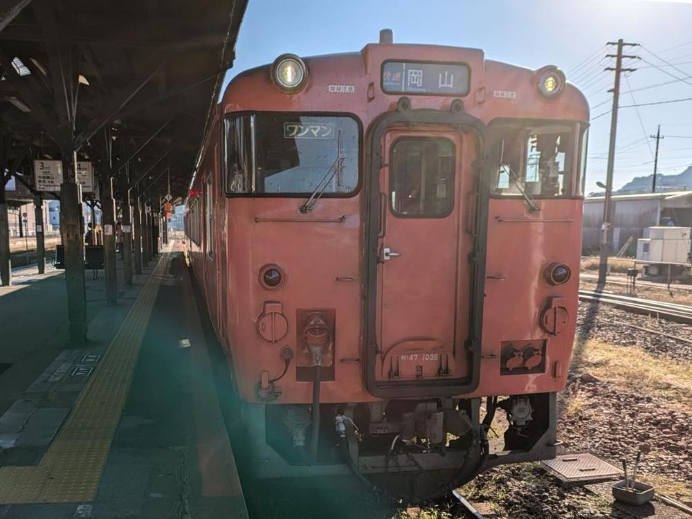 津山駅発車前の岡山行き快速「ことぶき号」
