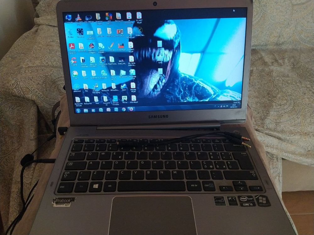 The laptop, showing the snapped hinge 