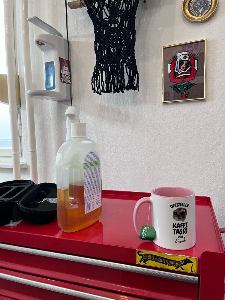 Foto, auf dem man erkennt, dass es in einem Tattoo Studio aufgenommen wurde.