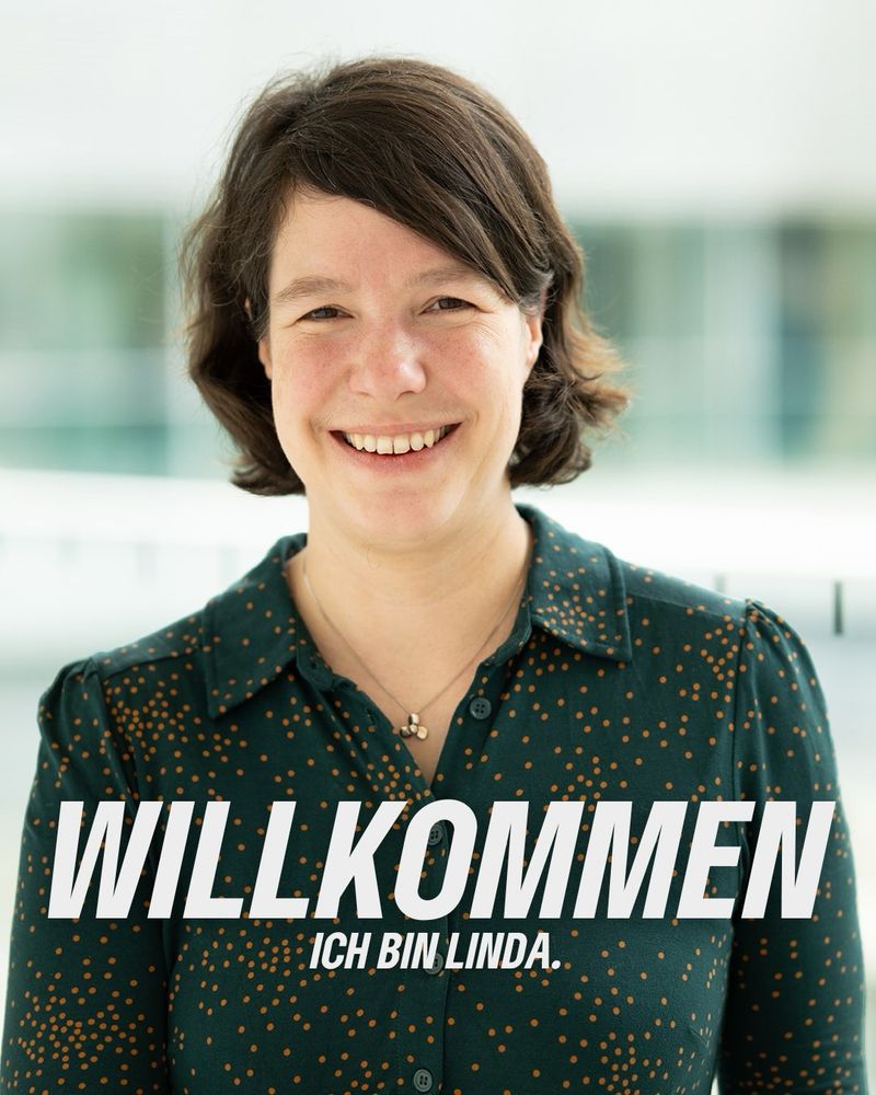 Foto von Linda Heitmann, MdB, mit Schrift „Willkommen - ich bin Linda“
