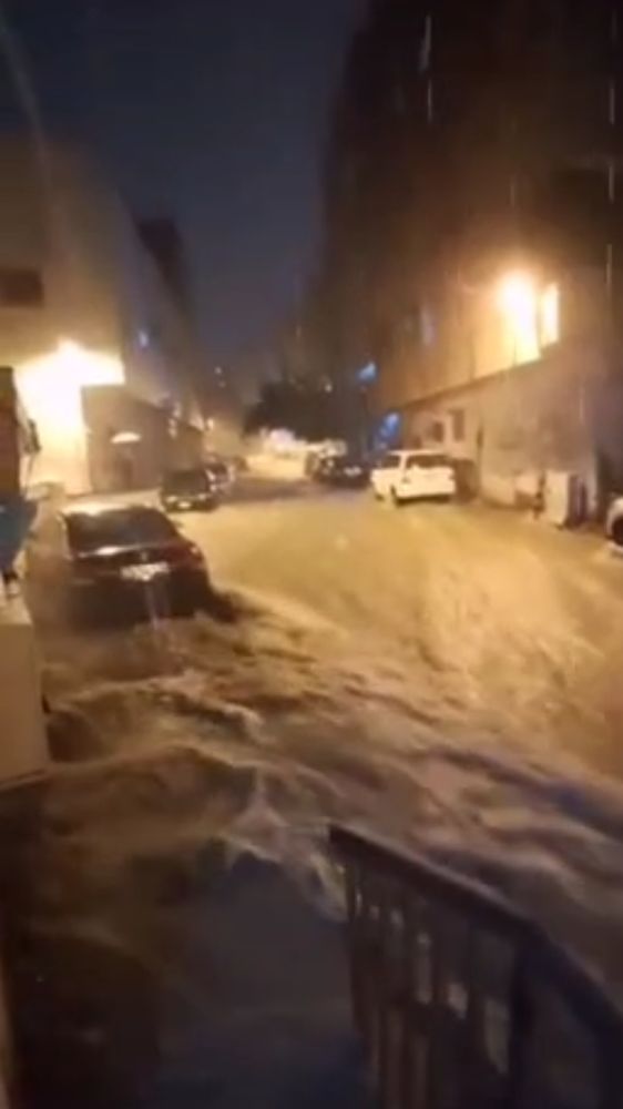 Al Utaybiyyah von Mekka, mit starker strömung fließt wasser durch die strassen