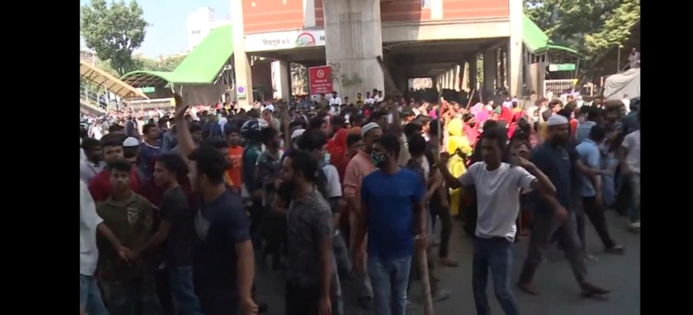 demonstration, viele aufgebrachte menschen