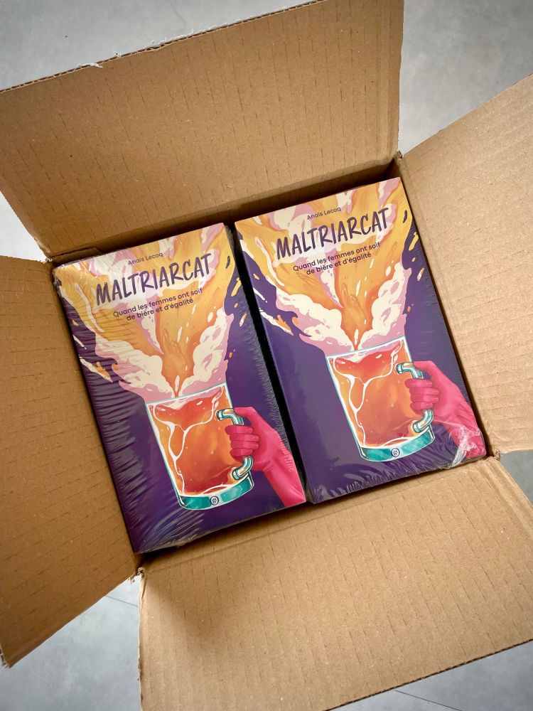 Un carton plein d'exemplaires de Maltriarcat, l'essai d'Anaïs Lecoq