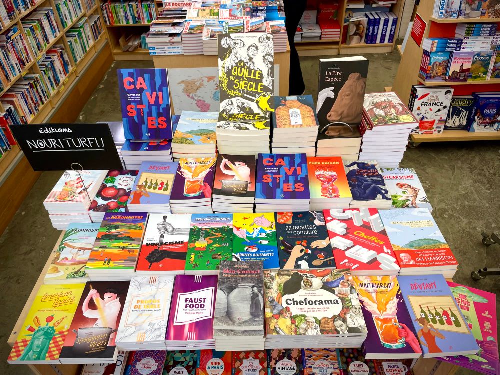 Tous les livres Nouriturfu — ou presque — sur une table dans la librairie Le Merle Moqueur à Paris (20e).