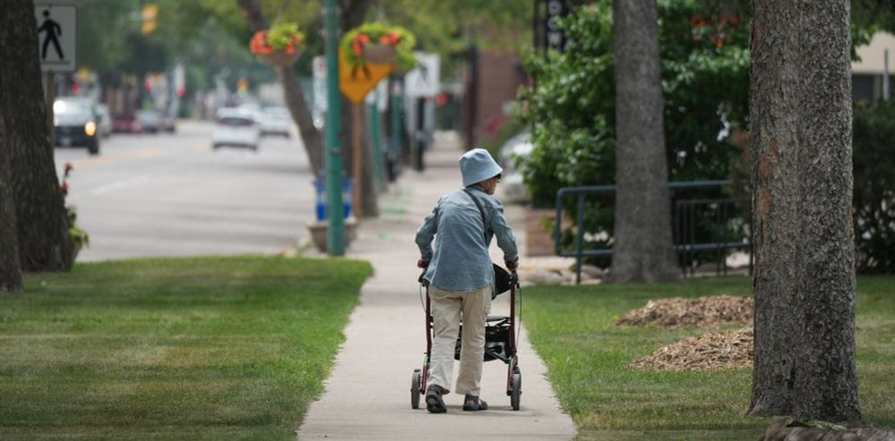 Wealthier Canadians live longer and are less likely to be dependent as they age, new research finds