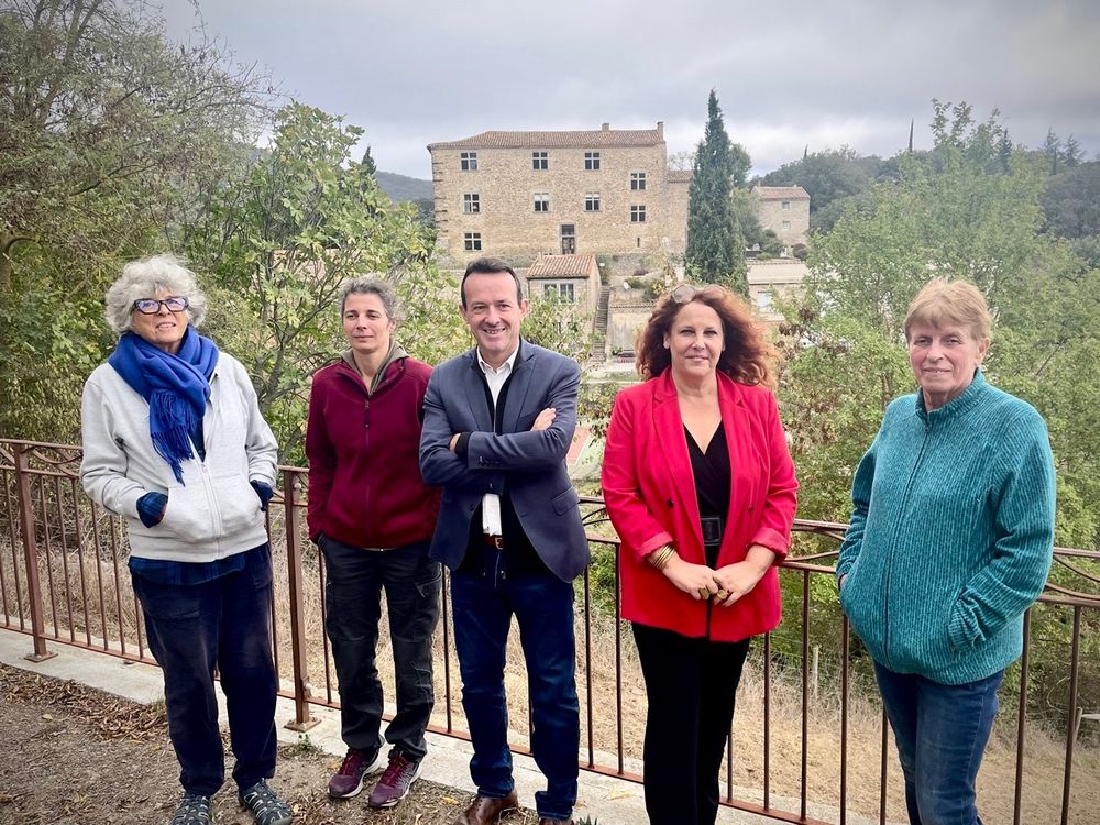 Rencontre avec Magali Arnaud, Maire de Montlaur, et son équipe ; en arrière-plan, vue du village