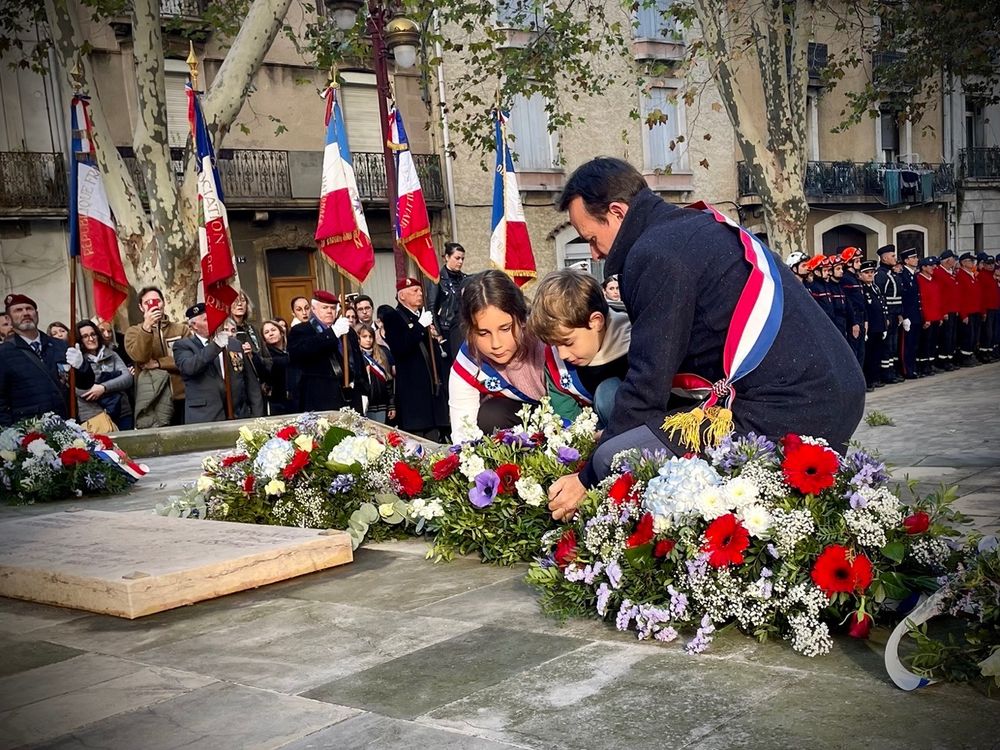Dépôt de gerbe avec Stella et Jean, du Conseil Municipal des Jeunes de Narbonne, devant le Monument de la Résistance et de la Déportation