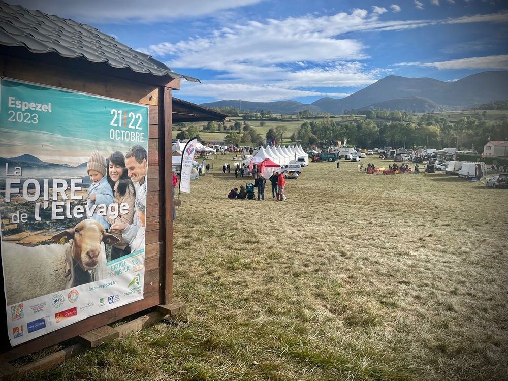 Affiche de la foire d'Espézel, et vue d'ensemble de la foire au loin