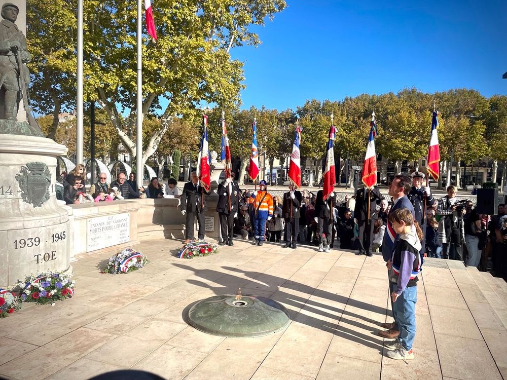 Recueillement devant le Monument aux Morts de toutes les guerres à Narbonne
