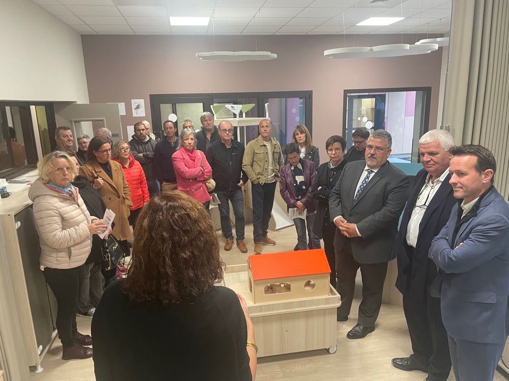 Les élus locaux visitent la crèche de Roubia, guidés par Delphine le Douarec, coordinatrice enfance/jeunesse à la communauté de commune.