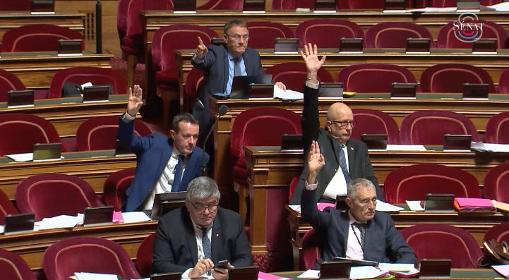 Les Sénateurs SER votent à main levée en faveur d'un amendement, lors d'une séance de nuit au Sénat sur la mission agriculture du PFL 2024.