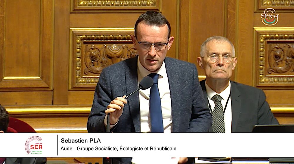 Le Sénateur Sébastien Pla au micro dans l'hémicycle du Sénat