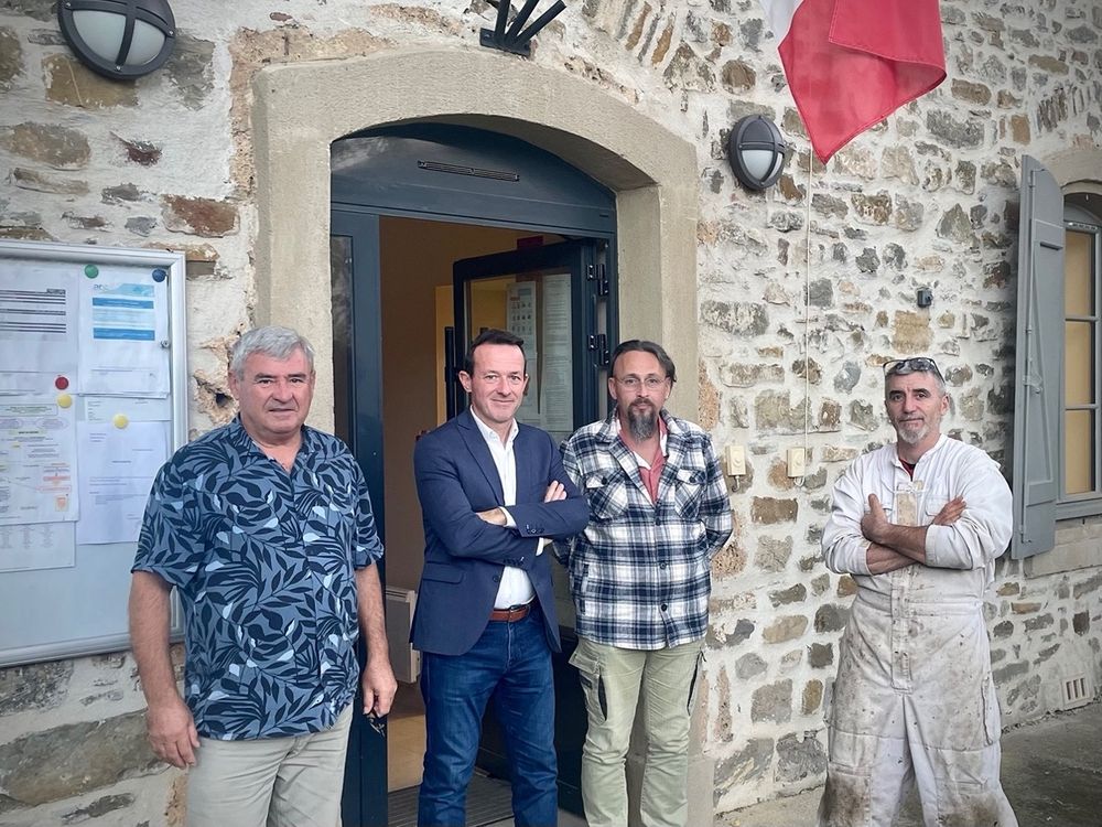 Rencontre avec Jean-Paul Bernède, Maire Caunettes-en-Val, et son équipe, devant la Mairie du village