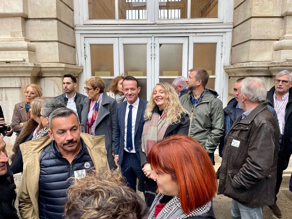 Accueil des élus audois dans la cour d'honneur du Sénat