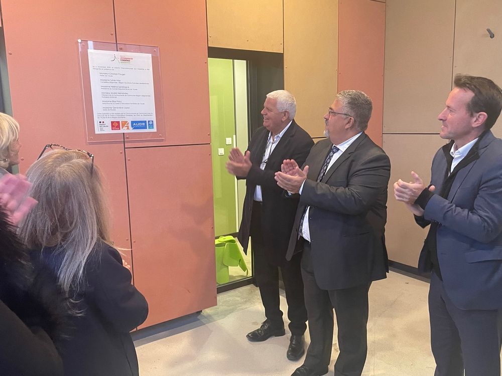 Dévoilement de la plaque inaugurale  de la crèche de Roubia, de G à Dr Mr Hernandez, Président de la communauté de commune, Mr Pouget Préfet de l'Aude, Sébastien Pla Sénateur de l'Aude
