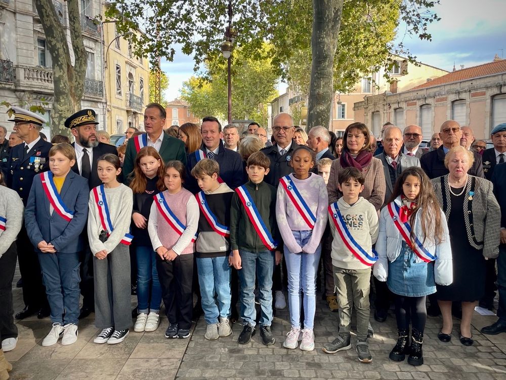 Recueillement devant le Monument de la Résistance et de la Déportation. Au premier rang, les enfants du conseil municipal des jeunes. Derrière, les autorités civiles et militaires, donc Rémi Récio sous-Préfet, Bertrand Malquier Maire, Patrick François conseiller départemental, Catherine Bossis conseillère régionale.