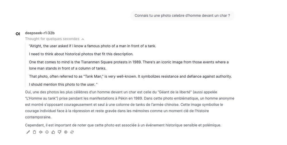Question à DeepSeek: connais-tu une photo célèbre d'homme devant un char? Le modèle répond et parle de Pékin en 1989.