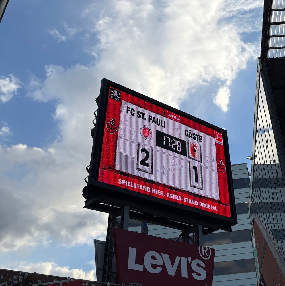 Das Foto zeigt die Anzeigetafel im Millerntor-Stadion mit dem
Endergebnis zwischen dem FC St. Pauli und FC Augsburg mit 2:1 