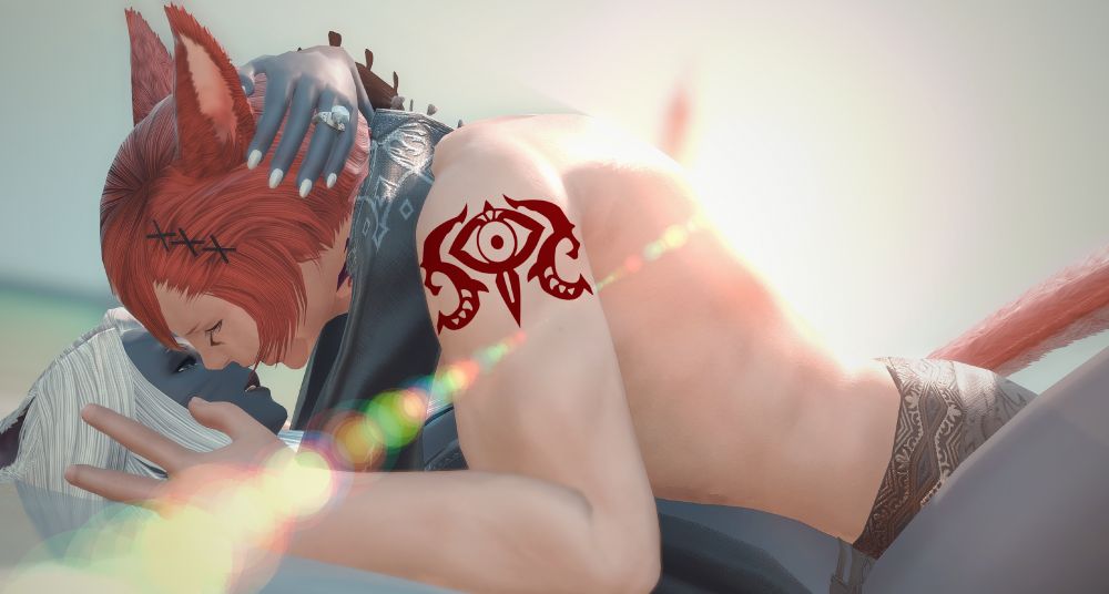 Gpose of G'raha and Valenice, cozy-ing up at the beach.