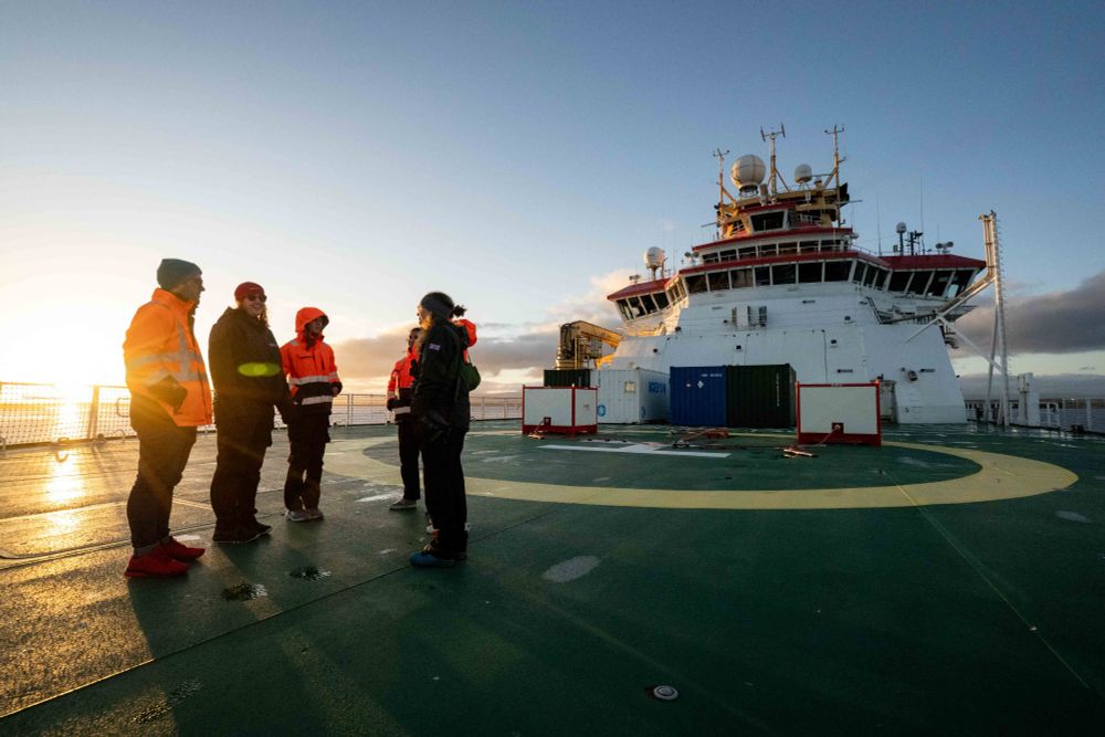 Scientists on the helideck (deck 6) onboard RRS Sir David Attenborough cruise SD049.
Credit: James Bradley