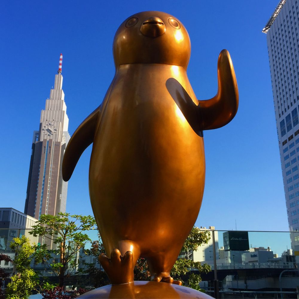 新宿駅の「SUICAのペンギン広場」のペンギン像