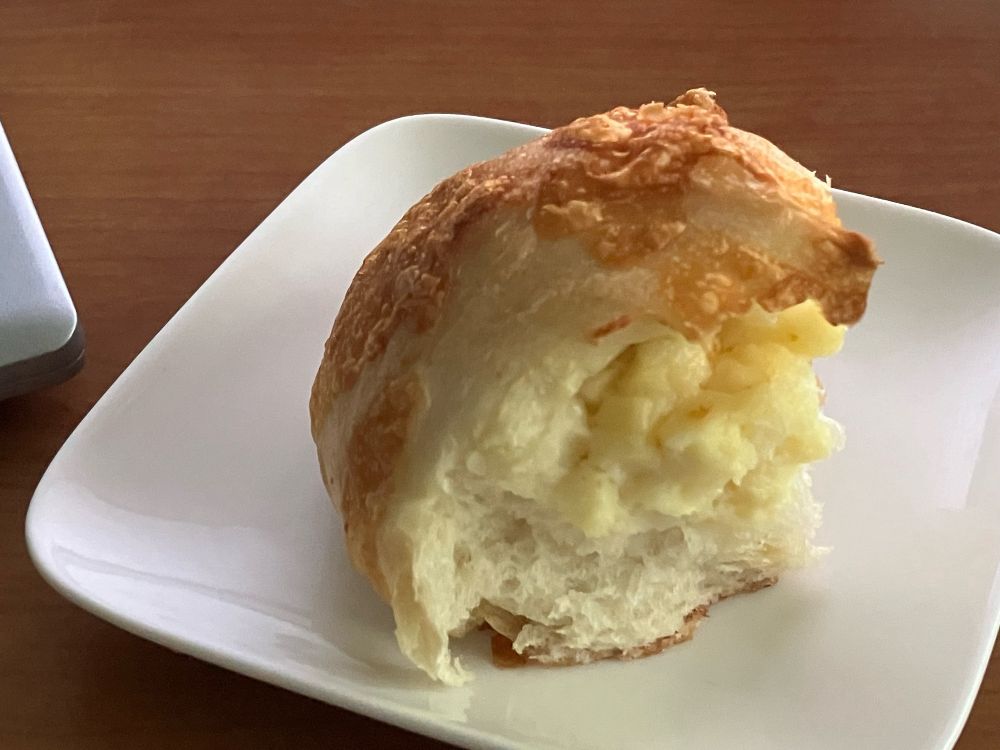 大きなチーズパンの一部