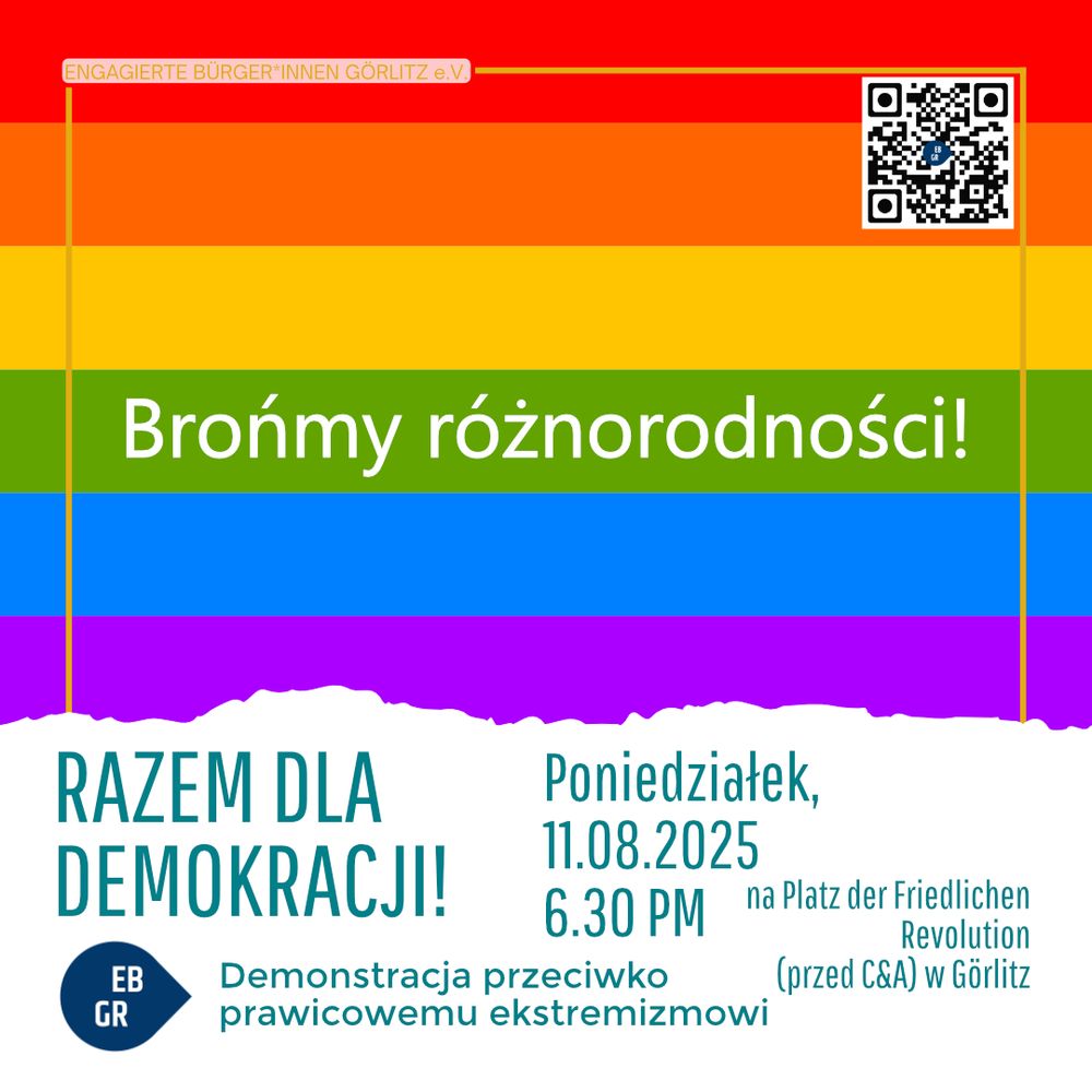 Das Bild zeigt ein Plakat mit einer Regenbogenflagge als Hintergrund.
In der Mitte steht in großer, weißer Schrift: „Vielfalt verteidigen!“

Oben links befindet sich ein kleines, rotes Label mit der Aufschrift „ENGAGIERTE BÜRGER*INNEN GÖRLITZ e.V.“, oben rechts ein QR-Code.

Im unteren Bereich, auf weißem Hintergrund, steht in großen, türkisfarbenen Buchstaben:
„GEMEINSAM FÜR DEMOKRATIE!“
Darunter in kleinerer Schrift: „Demo gegen Rechtsextremismus“ mit einem blauen Tropfen-Icon, in dem „EB GR“ steht.

Rechts daneben ist der Veranstaltungshinweis:
„Montag, DEN 11.08.2025, 18.30 UHR“
Darunter: „auf dem Platz der Friedlichen Revolution (vor C&A) in Görlitz“.