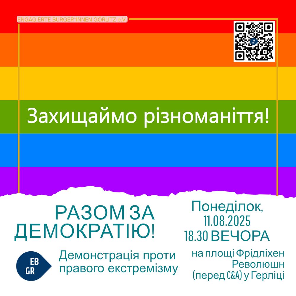 Das Bild zeigt ein Plakat mit einer Regenbogenflagge als Hintergrund.
In der Mitte steht in großer, weißer Schrift: „Vielfalt verteidigen!“

Oben links befindet sich ein kleines, rotes Label mit der Aufschrift „ENGAGIERTE BÜRGER*INNEN GÖRLITZ e.V.“, oben rechts ein QR-Code.

Im unteren Bereich, auf weißem Hintergrund, steht in großen, türkisfarbenen Buchstaben:
„GEMEINSAM FÜR DEMOKRATIE!“
Darunter in kleinerer Schrift: „Demo gegen Rechtsextremismus“ mit einem blauen Tropfen-Icon, in dem „EB GR“ steht.

Rechts daneben ist der Veranstaltungshinweis:
„Montag, DEN 11.08.2025, 18.30 UHR“
Darunter: „auf dem Platz der Friedlichen Revolution (vor C&A) in Görlitz“.