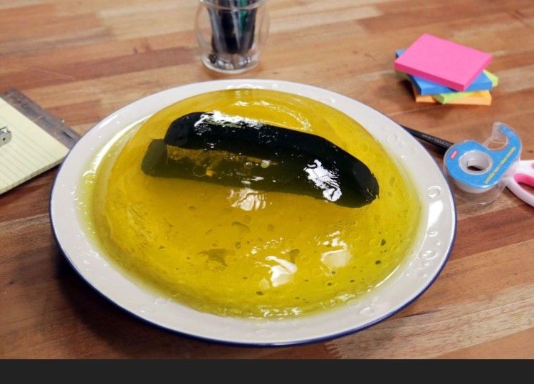 Ein Tacker in Götterspeise aus einer bekannten Fernsehserie