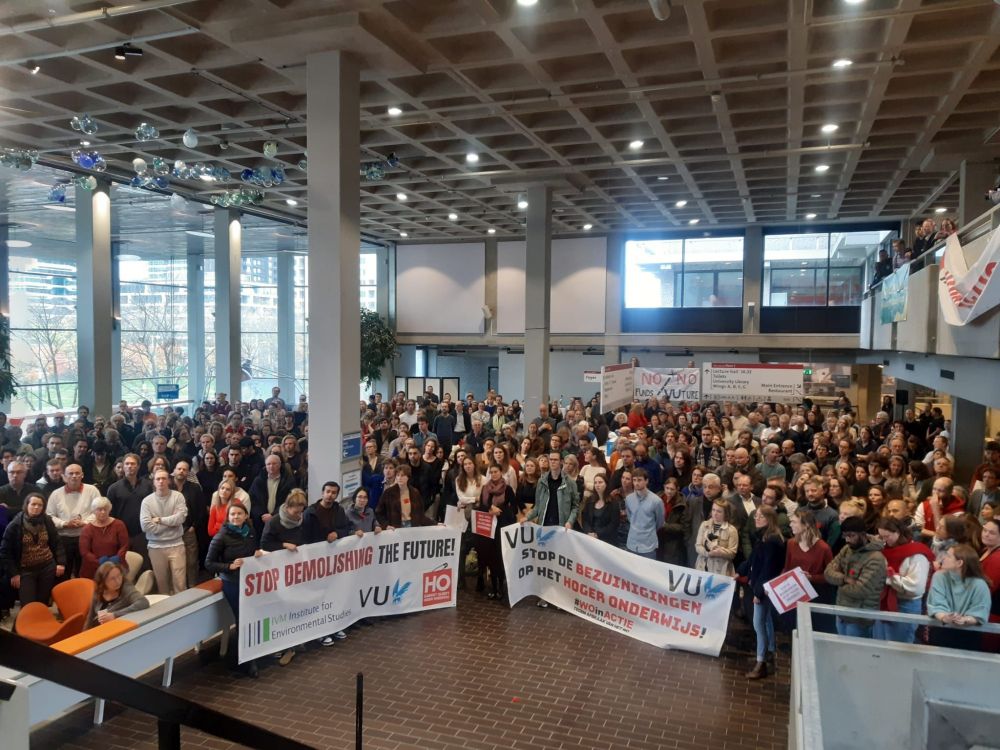 Foto van studenten en medewerkers die protesteren tegen de bezuinigingen van dit kabinet op het hoger onderwijs. 
Photo of students and employees protesting the budget cuts proposed by the Dutch government. 