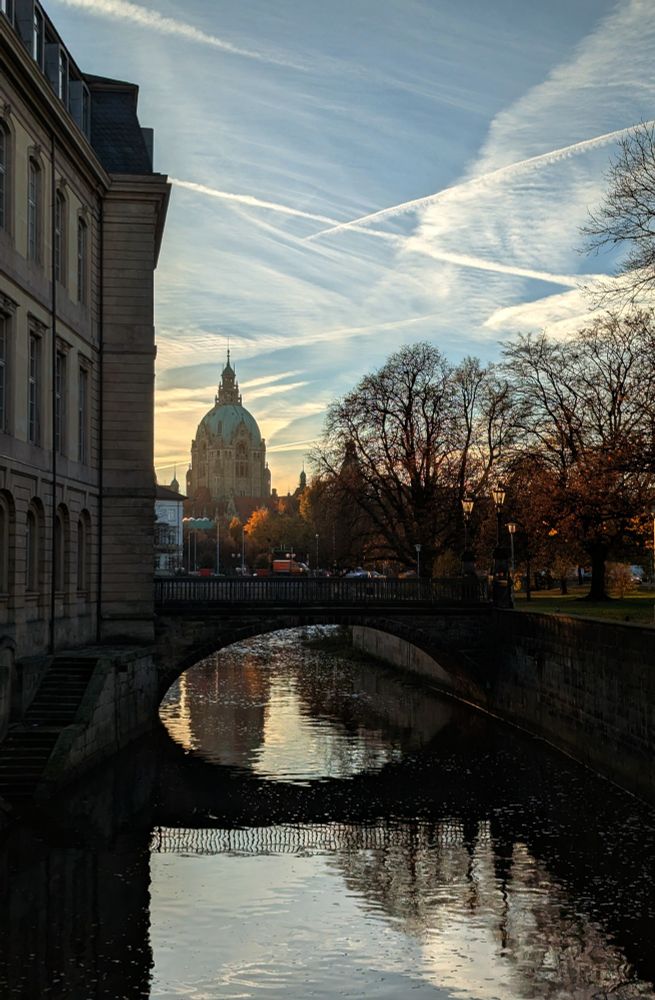 Leine und Rathaus von Hannover im Sonnenaufgang 