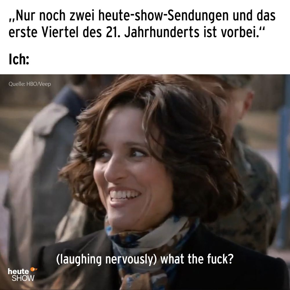 Eine Frau lächelt und reagiert überrascht auf etwas außerhalb des Bildes.