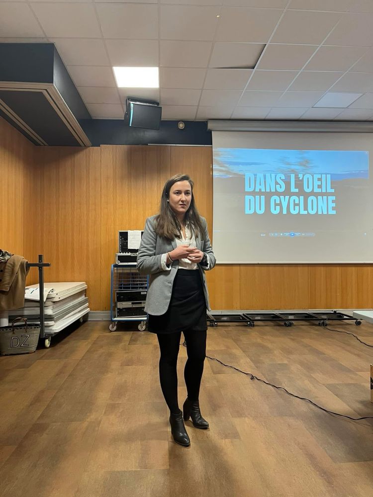 Photo Mathilde Hériaud présentant le film « Dans l’œil du cyclone »