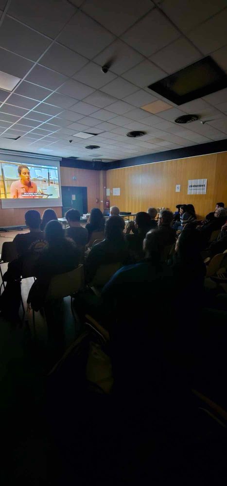 Salle comble de projection pour la diffusion de « Dans l’œil du cyclone : sur les traces de l’extrême-droite en Europe »