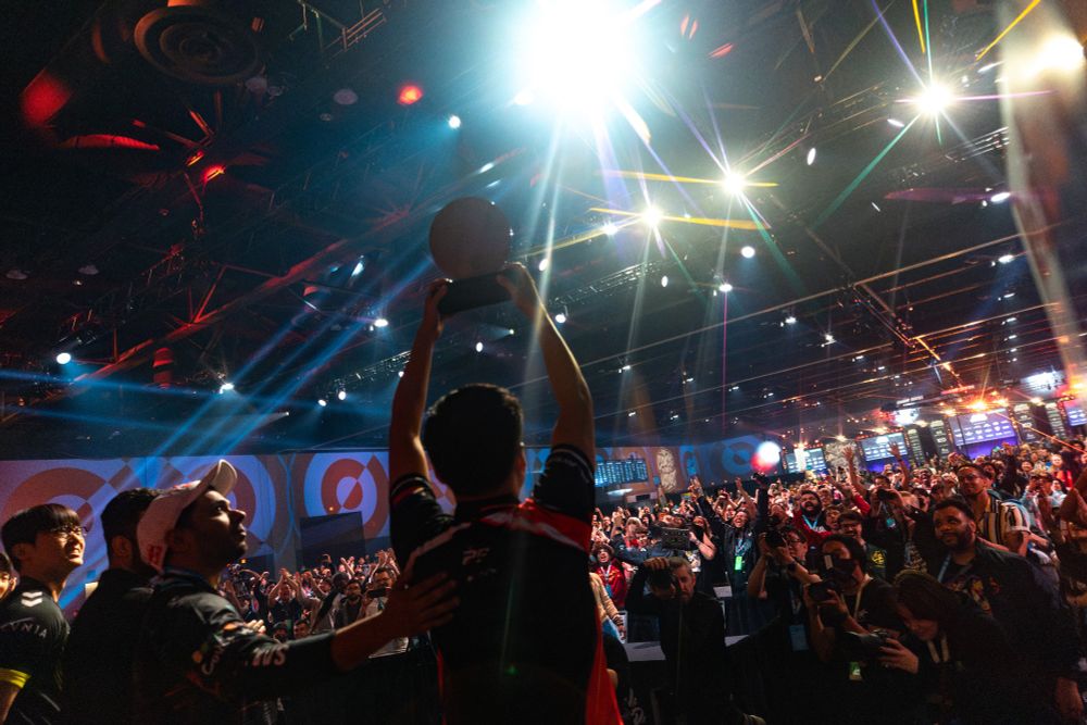 AK raises the trophy at CB2024 after an emotional victory. Photo by helloitsli.com.