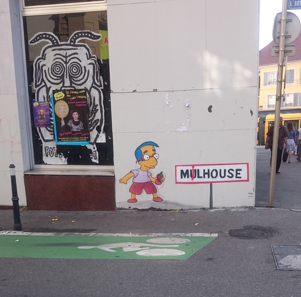 Foto aus der französischen Stadt Mulhouse, das die Figur Millhouse als Graffiti zeigt. 