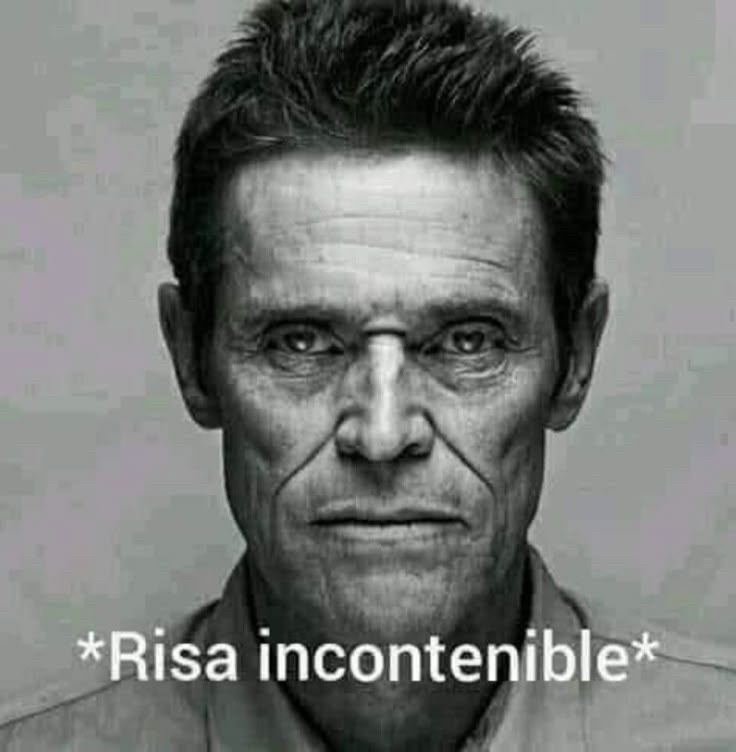 Tío serio mirando a la cámara pensando que está hasta las narices de que le tomen el pelo (subtitulado: *Risa incontenible*)