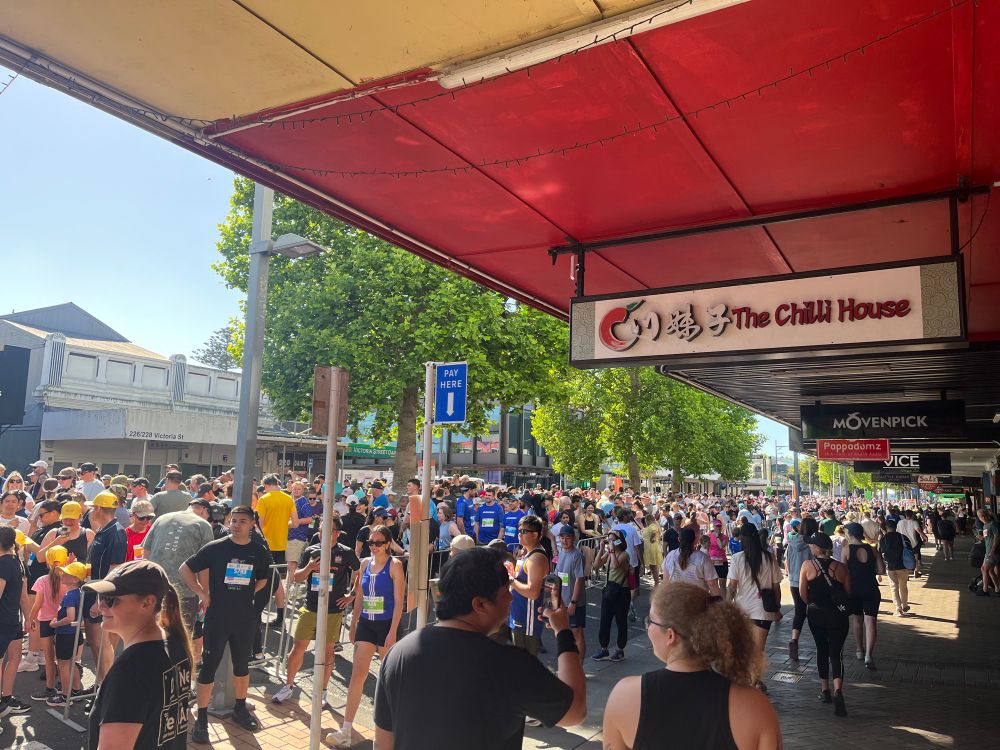 Photo of a crowd of people lining up for the round the bridges running event in Hamilton NZ