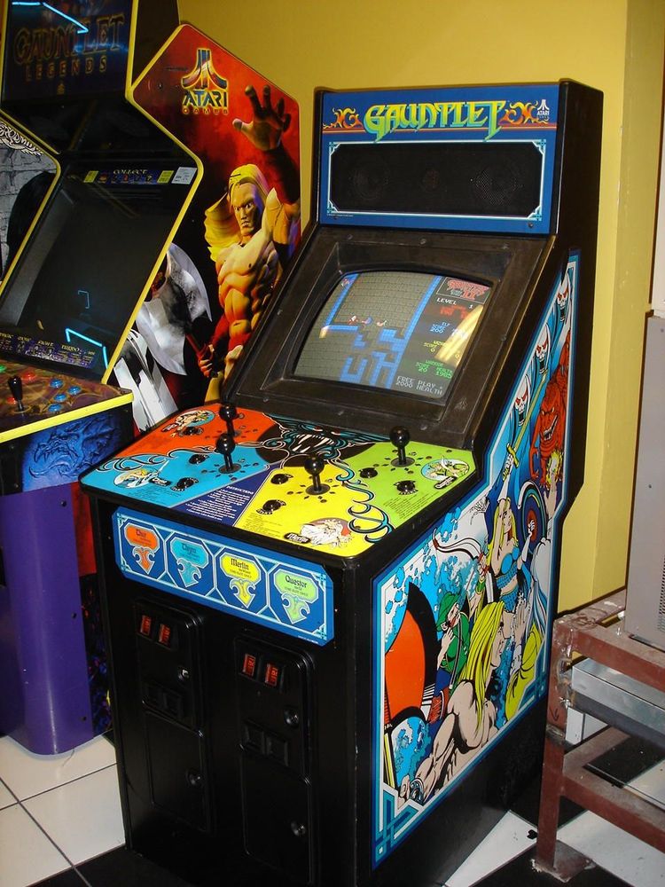 Gauntlet arcade cabinet with game running in an arcade.