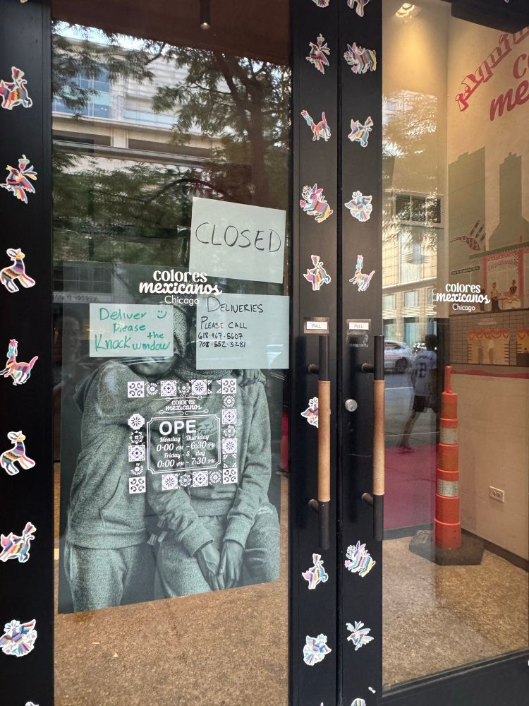 photo of the Colores Mexicanos storefront with a hand written “CLOSED” sign