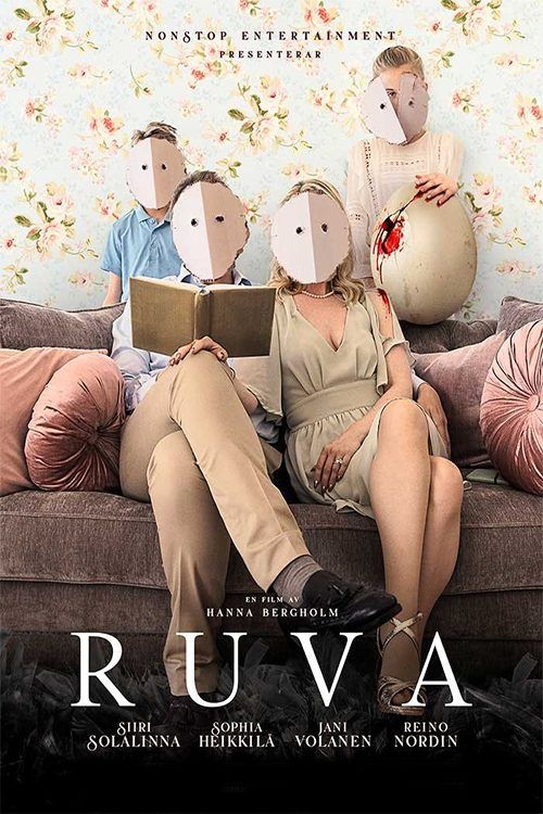 Filmposter för Ruva. Bilden föreställer en familj med två vuxna och två barn som sitter i en soffa. De har pappersmasker som döljer deras ansikten. Ena barnet håller i ett stort ägg som kläcks.