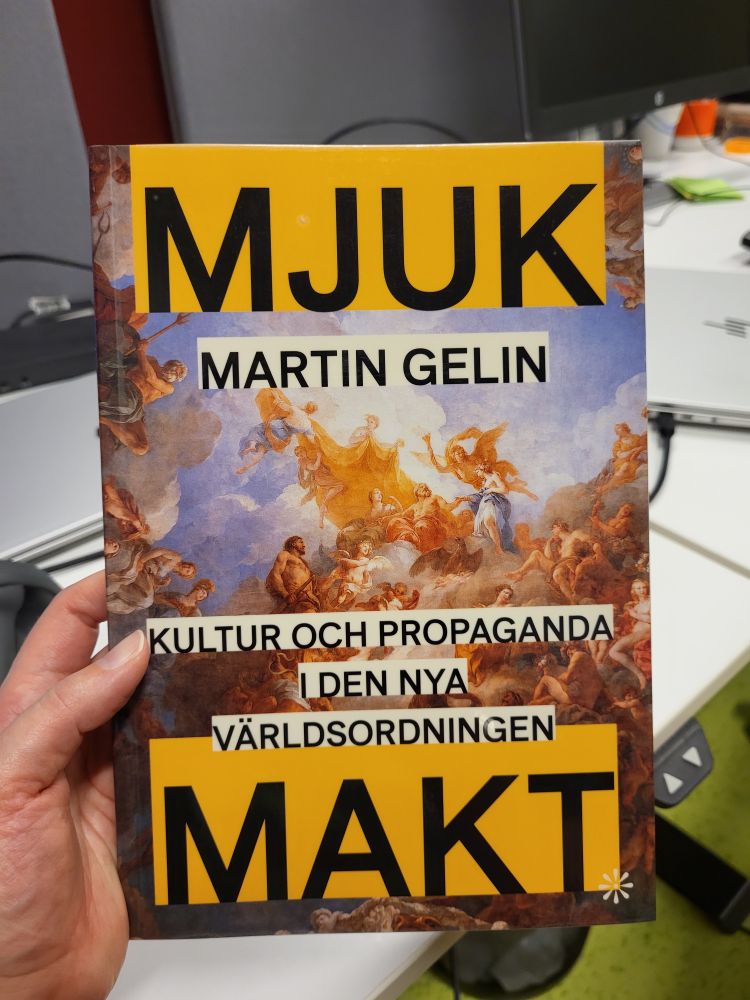 Boken "Mjuk makt : kultur och propaganda i den nya världsordningen" av Martin Gelin. Ser ut som att någon har testat att göra textrutor i Word för första gången. På 90-talet. 
