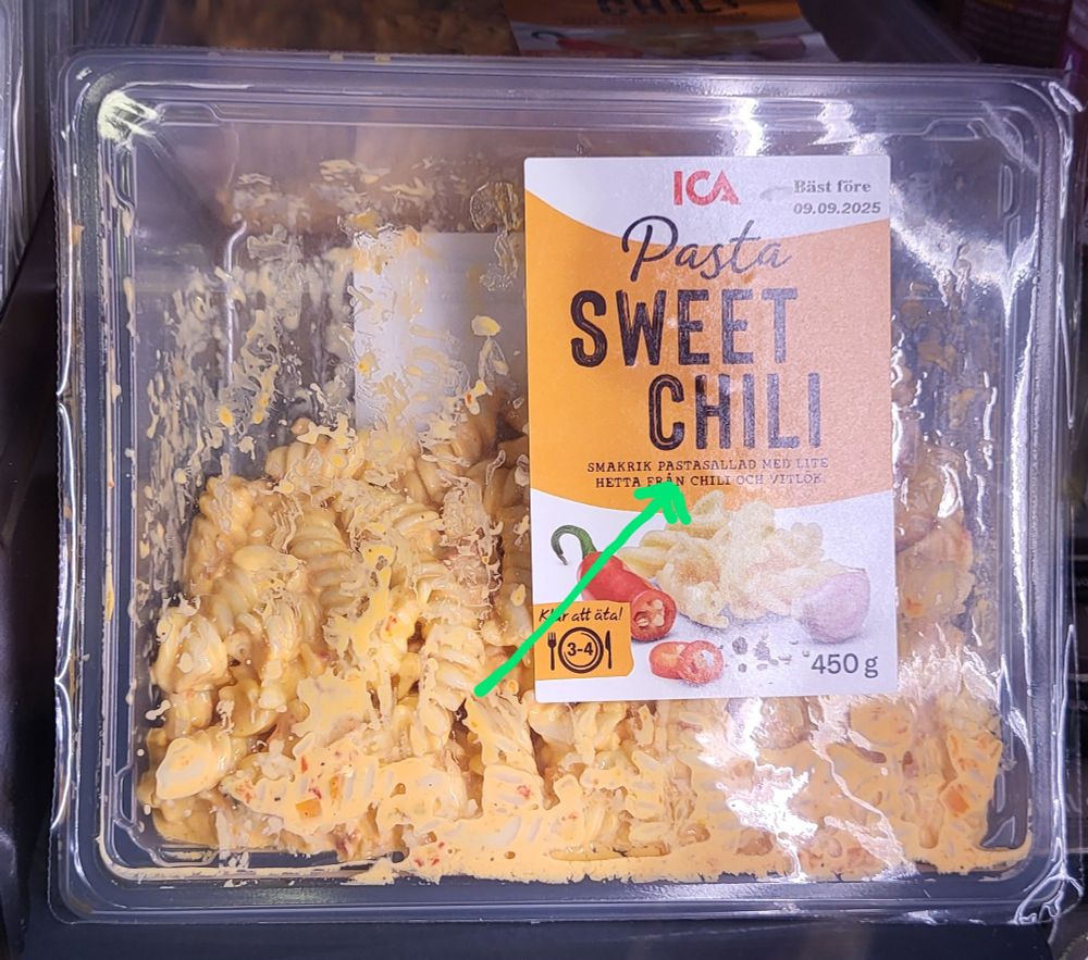 Färdigrätt från Ica som heter Pasta Sweet Chili. Under texten står "Smakrik pastasallad med lite hetta från chili och vitlök". Maten ser ut som pasta med sås. Inte en grönsak i sikte. 
