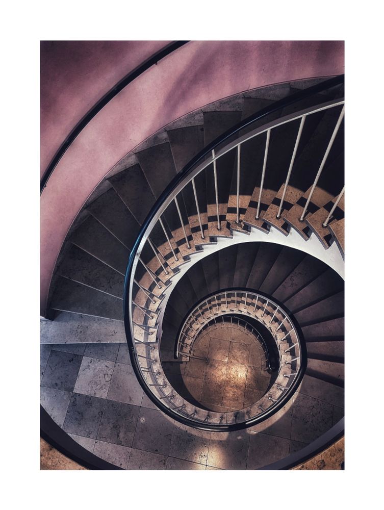 Eine Wendeltreppe von oben. Die Deaufsicht erscheint in Form einer 6.