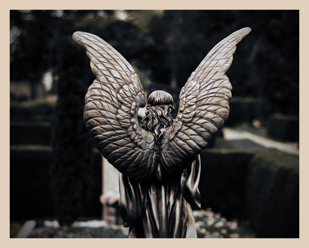Ein Friedhof. Rückwärtige Ansicht eines Engels. 