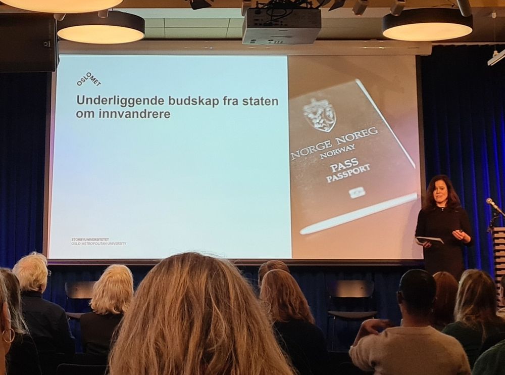 Slide showing the text "underliggende budskap fra staten om innvandrere" (in English, underlying messages from the State on immigrants.