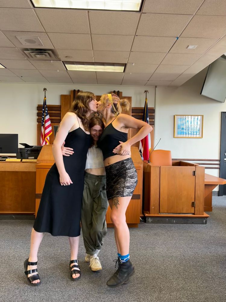 gwinnie kisser her wife with her lil sis sandwiched between their boobs. married!!