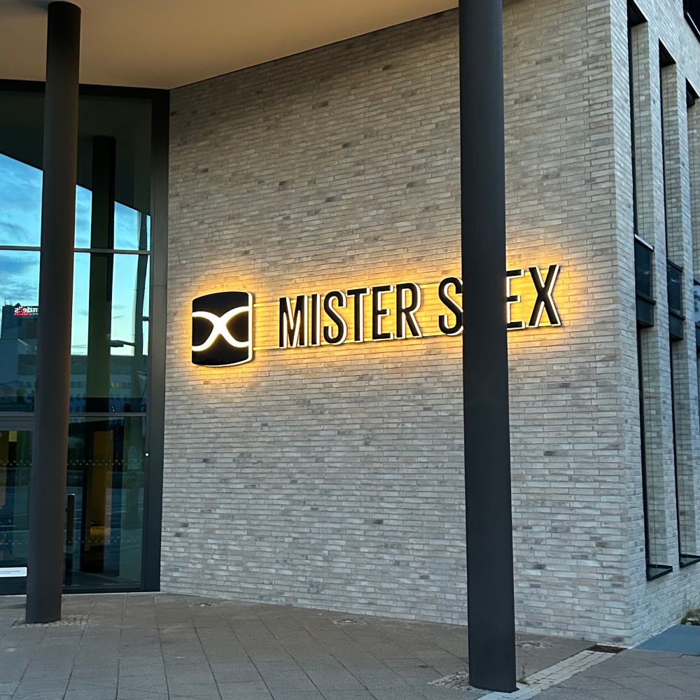 Enseigne Mister Spex dont le p est masqué par un poteau. 
