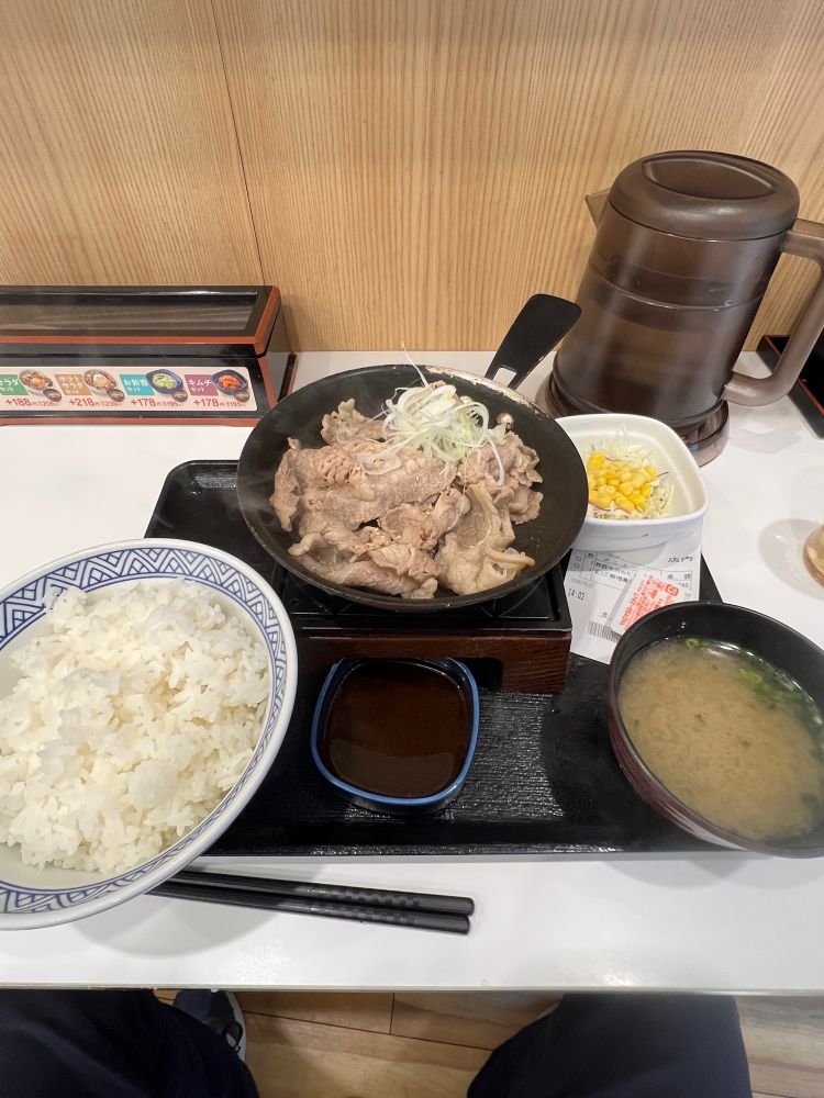 吉野家の鉄板牛カルビ定食
去年も食べたけどうまかった